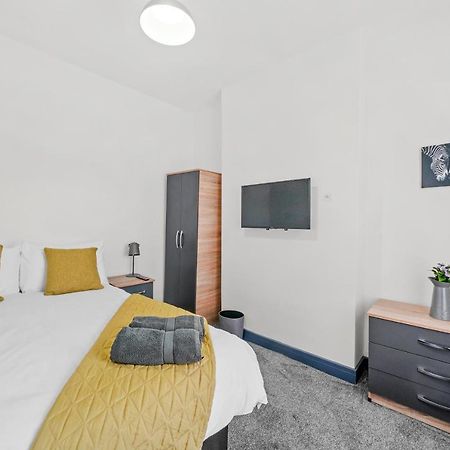 Modern Equipped 4 Bedroom House In Central Stoke-Free Parking Exterior photo