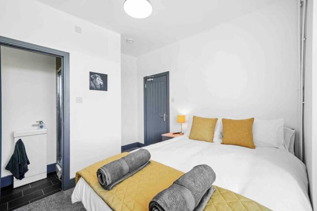 Modern Equipped 4 Bedroom House In Central Stoke-Free Parking Exterior photo