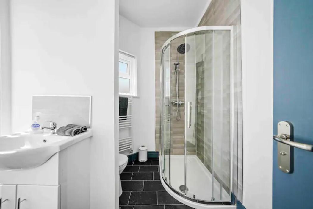 Modern Equipped 4 Bedroom House In Central Stoke-Free Parking Exterior photo