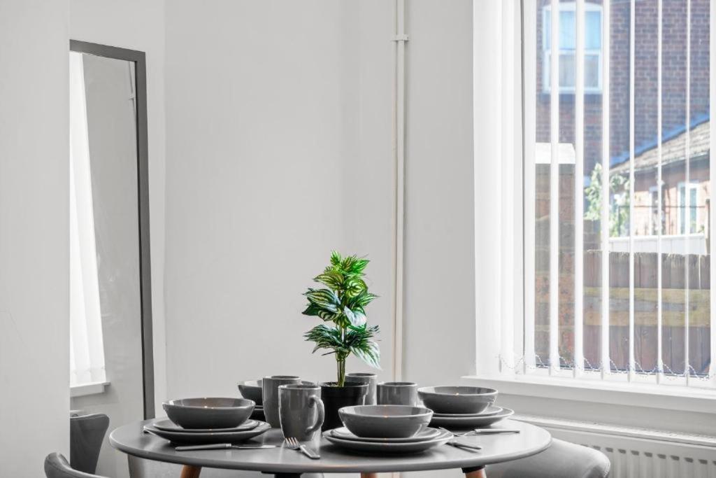 Modern Equipped 4 Bedroom House In Central Stoke-Free Parking Exterior photo